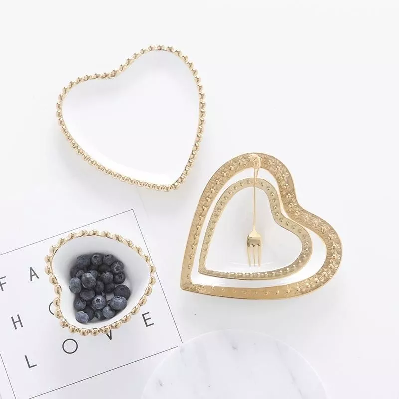Small Heart Shape Relief Porcelain Plate Bowl Handpainted Saucer Ceramic Jewelry Dish Decorative Table Decoration Weding Gift